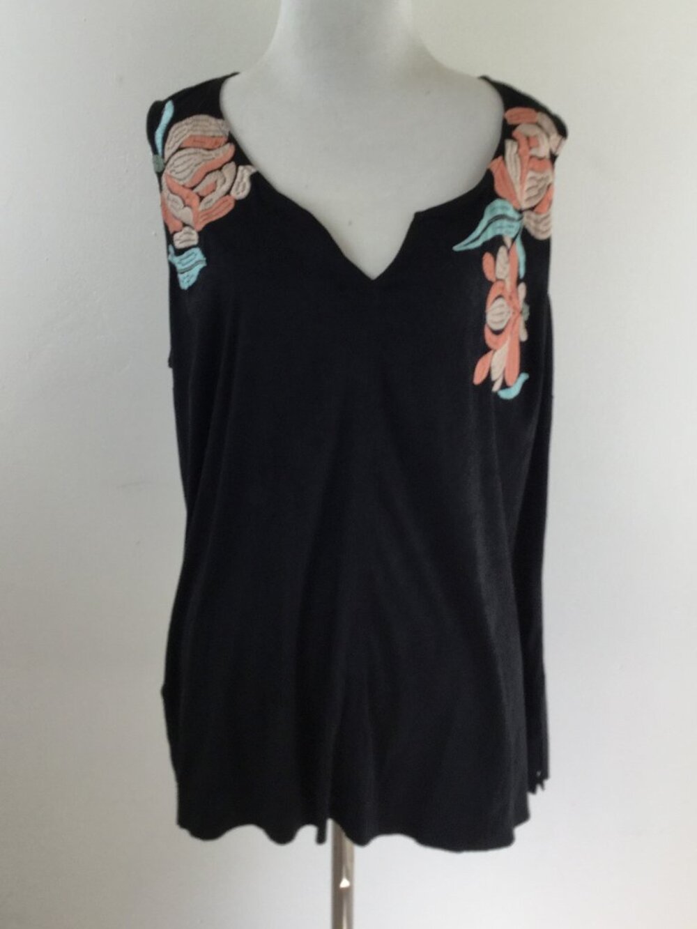 Ariat Embroidered Sleeveless Black Top xl